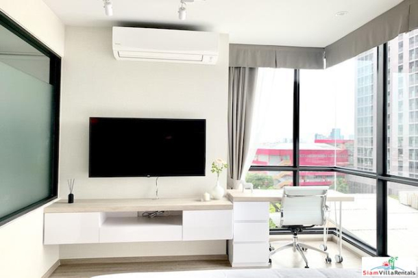 RHYTHM Ekkamai | Large Modern Two Bedroom Corner for Rent in New Condo-12
