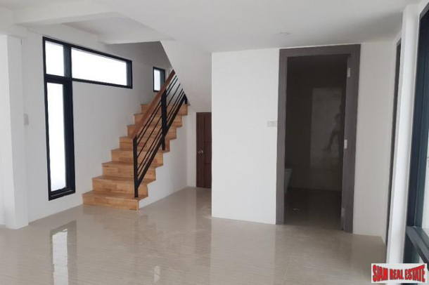 Bright and Contemporary Three Bedroom House for Sale in the Phra Khanong Area of Bangkok-5