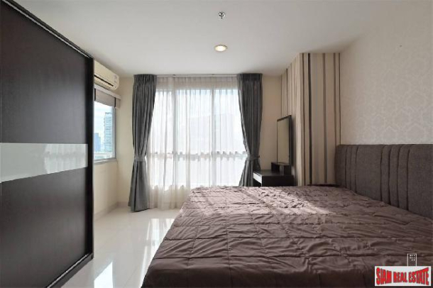 Life @ Sukhumvit | Furnished One Bed City View Corner Unit Condo Directly on Sukhumvit Located on High Floor close to BTS at Ekkamai/Phra Khanong-4
