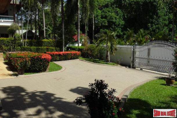 Beautiful Five Bedroom Pool Villa With Big Garden in Rawai-4