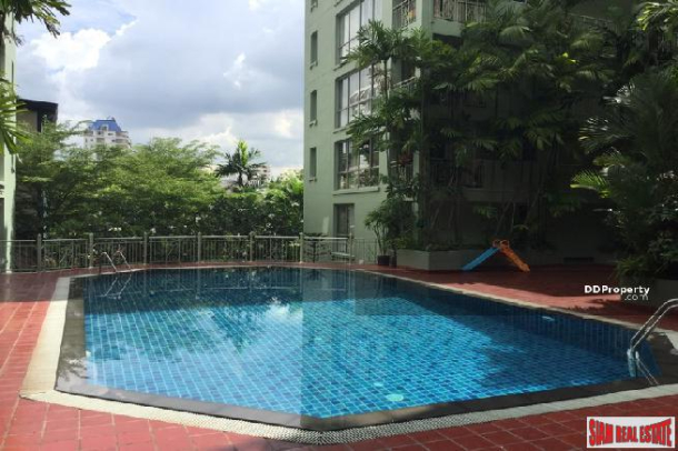 Raintree Villa | 2 Bedroom Thong Lo Corner Condo with 2 Balconies for Rent with Green Views from Two Balconies-25