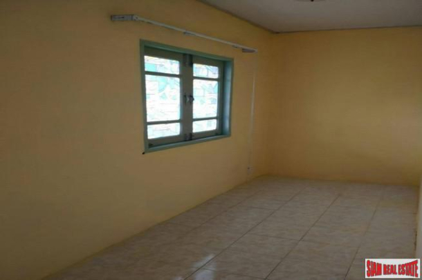 Perfect Place Ramkhamkhaeng 164 | Three Bedroom Two Storey House Located 600 m. from the New Orange Line-7