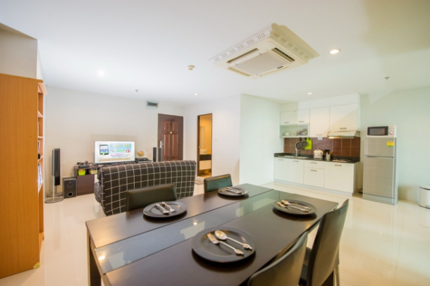 Sukhumvit Living Town | Spacious 60sqm 1BR in heart of City near MRT/Airport Link and Restaurants-1