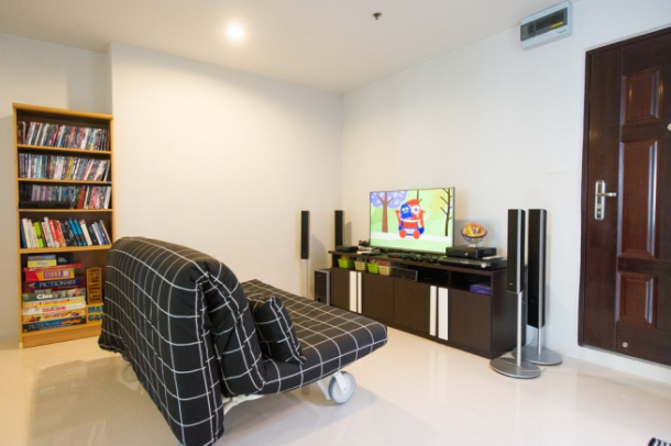 Sukhumvit Living Town | Spacious 60sqm 1BR in heart of City near MRT/Airport Link and Restaurants-2
