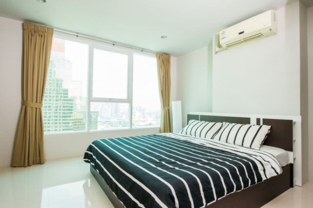 Sukhumvit Living Town | Spacious 60sqm 1BR in heart of City near MRT/Airport Link and Restaurants-4