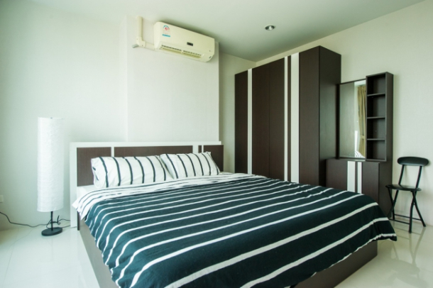 Sukhumvit Living Town | Spacious 60sqm 1BR in heart of City near MRT/Airport Link and Restaurants-5