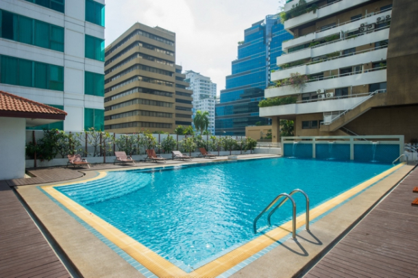 Sukhumvit Living Town | Spacious 60sqm 1BR in heart of City near MRT/Airport Link and Restaurants-6