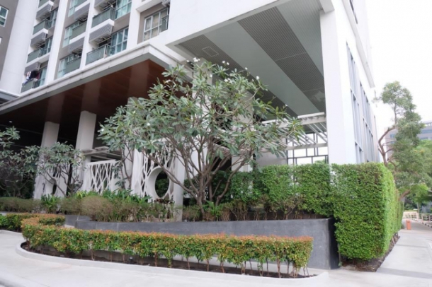 Aspire Rama 9 | Brightly Furnished One Bed Condo on 20th Floor with Closed Kitchen in Excellent Location of Rama 9-21