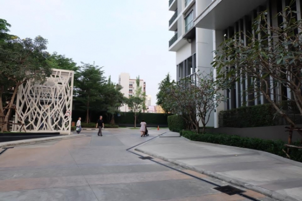 Aspire Rama 9 | Brightly Furnished One Bed Condo on 20th Floor with Closed Kitchen in Excellent Location of Rama 9-24