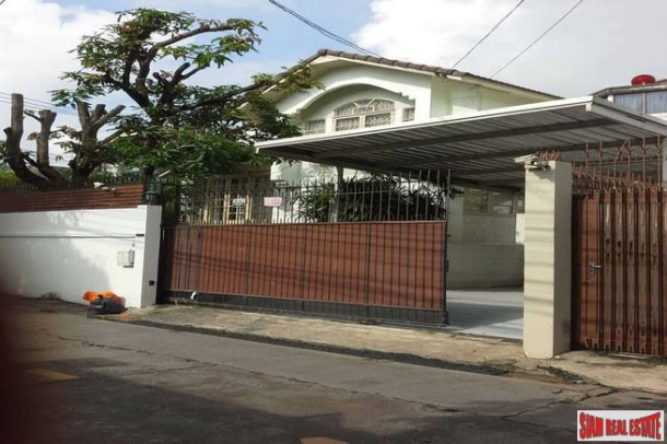 3 Bed Two Storey Pet Friendly House with Garden in Excellent Location Between Phrom Phong and Thong Lor, Sukhumvit 34-1