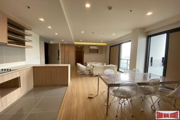 3 Bed on High Floor at Newly Completed High-Rise Condo by Leading Developers at Chatuchak Park Area close to BTS and MRT, Excellent Facilities including Sport Arena - 21% Discount + Free Furniture and Electronics!-14