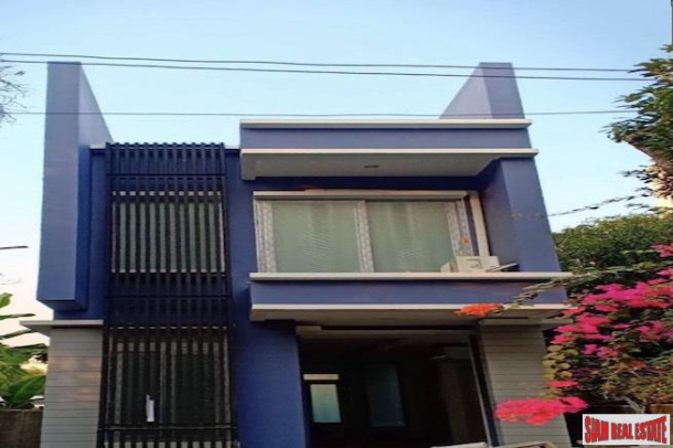 Three Bedroom, Three Story Pet Friendly Single House for Rent in Thong Lo-1