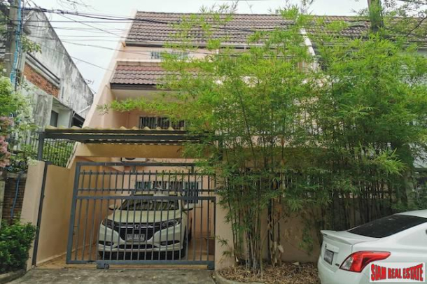 Three Storey Three Bedroom Townhouse for Sale in a Quiet Sukhumvit 39 Location-1