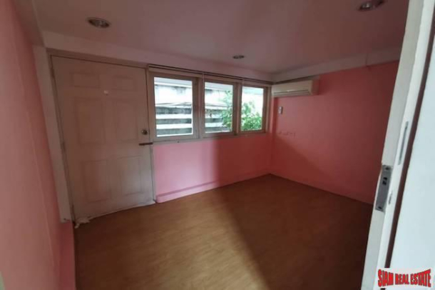 Two Bedroom Pet Friendly House for Rent with Nice Yard and Close to BTS Ekkamai-13