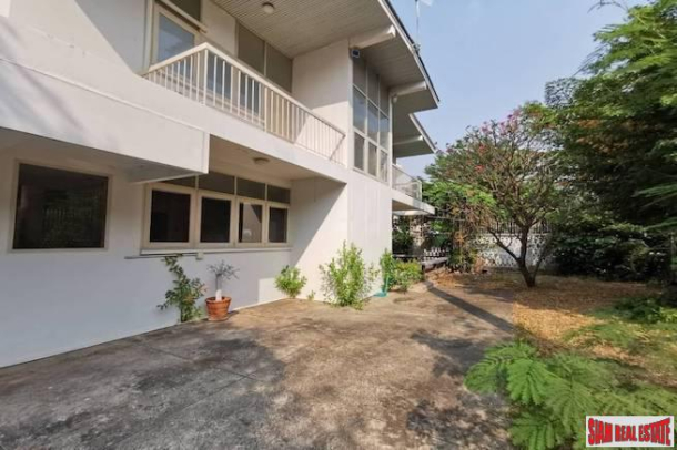 Two Bedroom Pet Friendly House for Rent with Nice Yard and Close to BTS Ekkamai-2