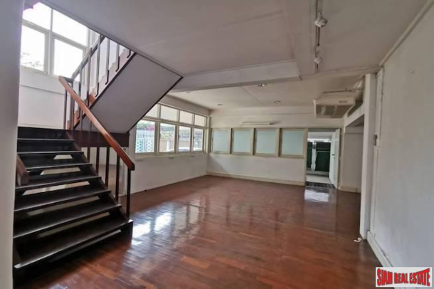 Two Bedroom Pet Friendly House for Rent with Nice Yard and Close to BTS Ekkamai-9