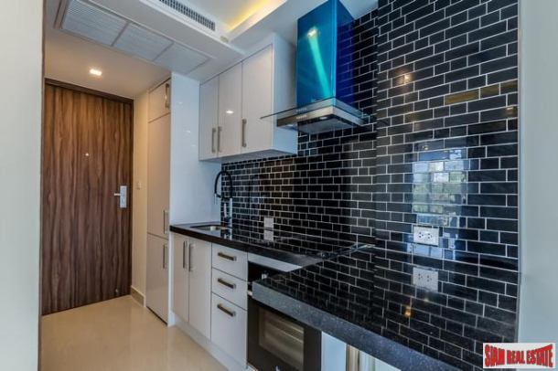 Grand Avenue Residence Pattaya | Quality Two Bedroom Condo with Pool & City Views for Sale in Central Pattaya-19