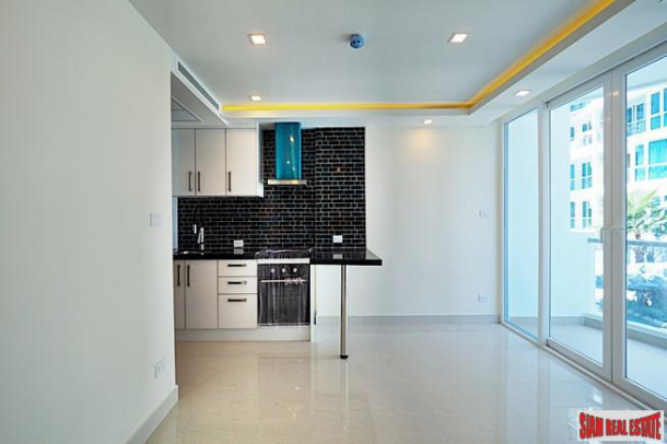 Grand Avenue Residence Pattaya | Quality Two Bedroom Condo with Pool & City Views for Sale in Central Pattaya-9
