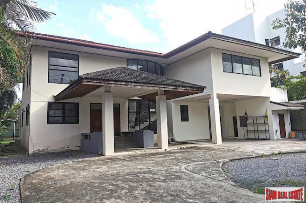 Large Three Bedroom Single House for Rent in Ratchada with Lots of Parking and Pet Friendly-1