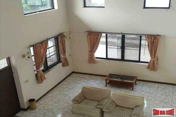 Large Three Bedroom Single House for Rent in Ratchada with Lots of Parking and Pet Friendly-3