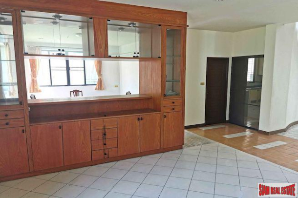 Large Three Bedroom Single House for Rent in Ratchada with Lots of Parking and Pet Friendly-9