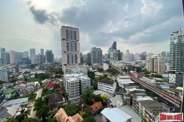 Beatniq Sukhumvit 32 | Elegantly Furnished One Bedroom Condo  with Great City Views for Sale in Thong Lo-1