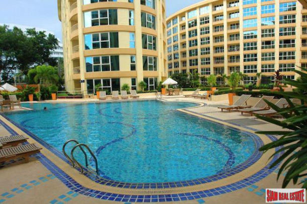 City Garden Condo | Spacious One Bedroom Corner Unit with Pool Views for Rent in Pattaya City-1
