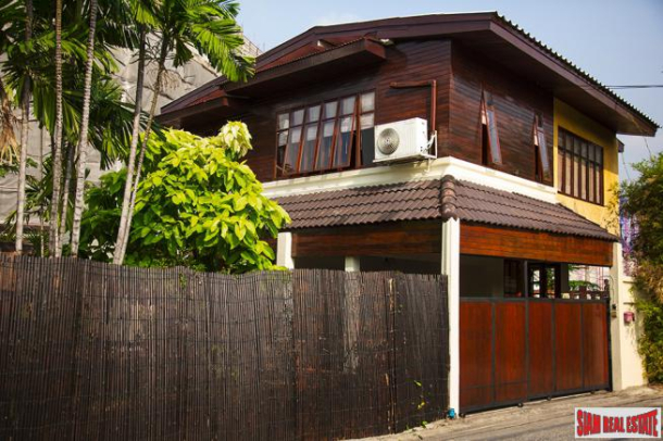 Thai Contemporary Style House For Sale at Inthamara Road, Din Daeng-1