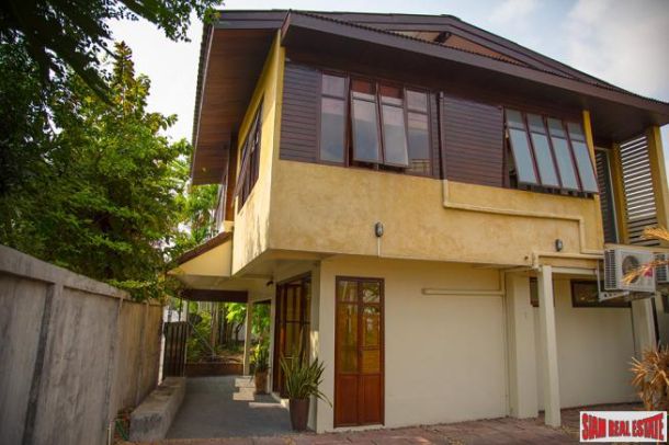 Thai Contemporary Style House For Sale at Inthamara Road, Din Daeng-3