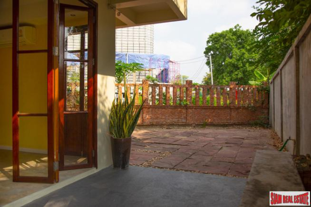 Thai Contemporary Style House For Sale at Inthamara Road, Din Daeng-5