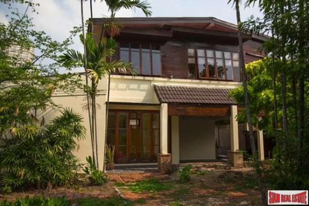 Thai Contemporary Style House For Sale at Inthamara Road, Din Daeng-6