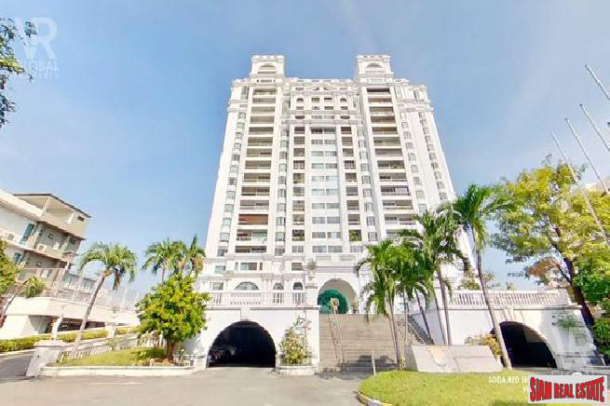 Royal Castle Pattanakarn Condominium | Large 3 Bed Condo for Sale on the 12th Floor with 270 Degree Views-25