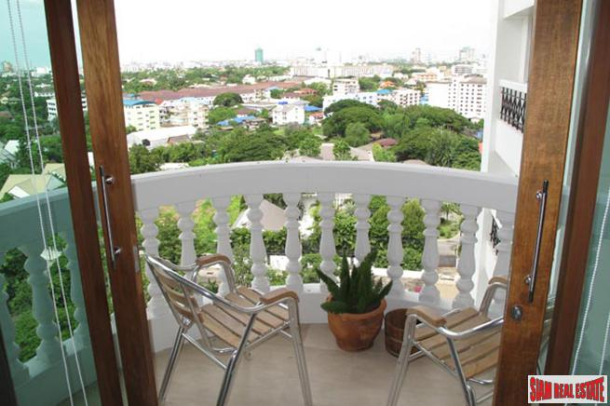 Royal Castle Pattanakarn Condominium | Large 3 Bed Condo for Sale on the 12th Floor with 270 Degree Views-6