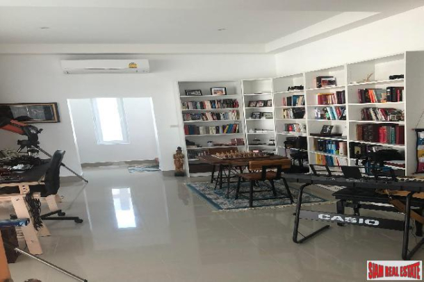 Huge modern family house with 4 bedrooms, East side of Pattaya-11