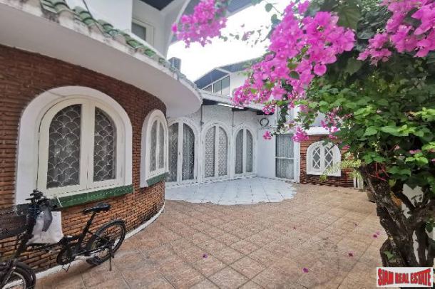 Standalone Pet Friendly 5 Bed 5 Bath House For Rent In Residential Neighborhood in Phra Khanong Area Of Bangkok-3