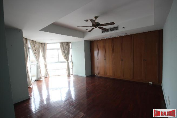 Large 3 bed 3 Bath Condo With Enormous Patio Balcony For Sale In Secure Building In Ekkamai Area Of Bangkok-6