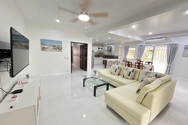 Unwind in Style: Rent a 3-Bedroom Villa with Pool in Rawai-21