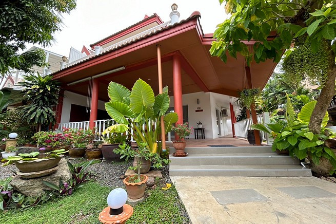 Unwind in Style: Rent a 3-Bedroom Villa with Pool in Rawai-1