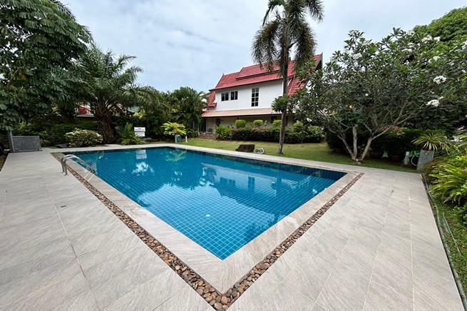 Unwind in Style: Rent a 3-Bedroom Villa with Pool in Rawai-35