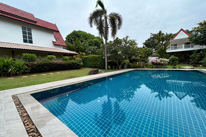 Unwind in Style: Rent a 3-Bedroom Villa with Pool in Rawai-31