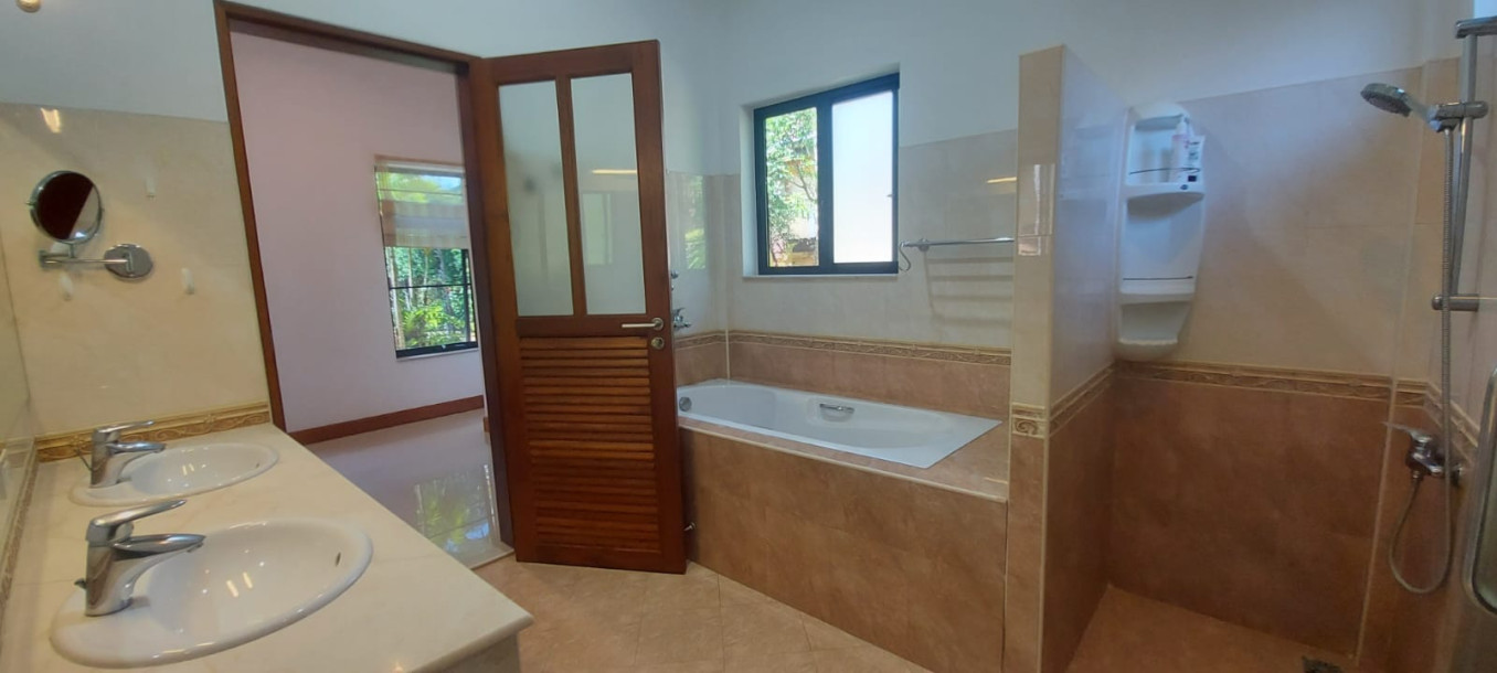 Spacious 4-bedroom private pool villa in Chalong Estate-23