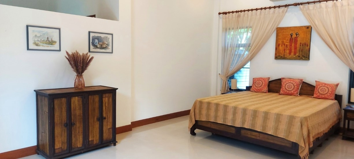 Spacious 4-bedroom private pool villa in Chalong Estate-18